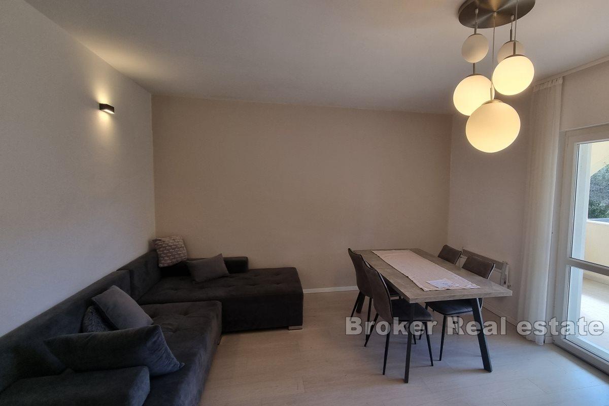 Tre etasjers hus nær stranden