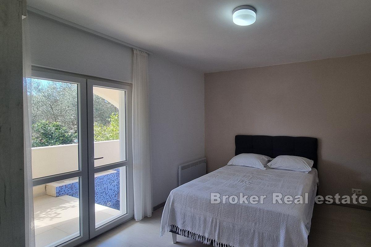 Tre etasjers hus nær stranden