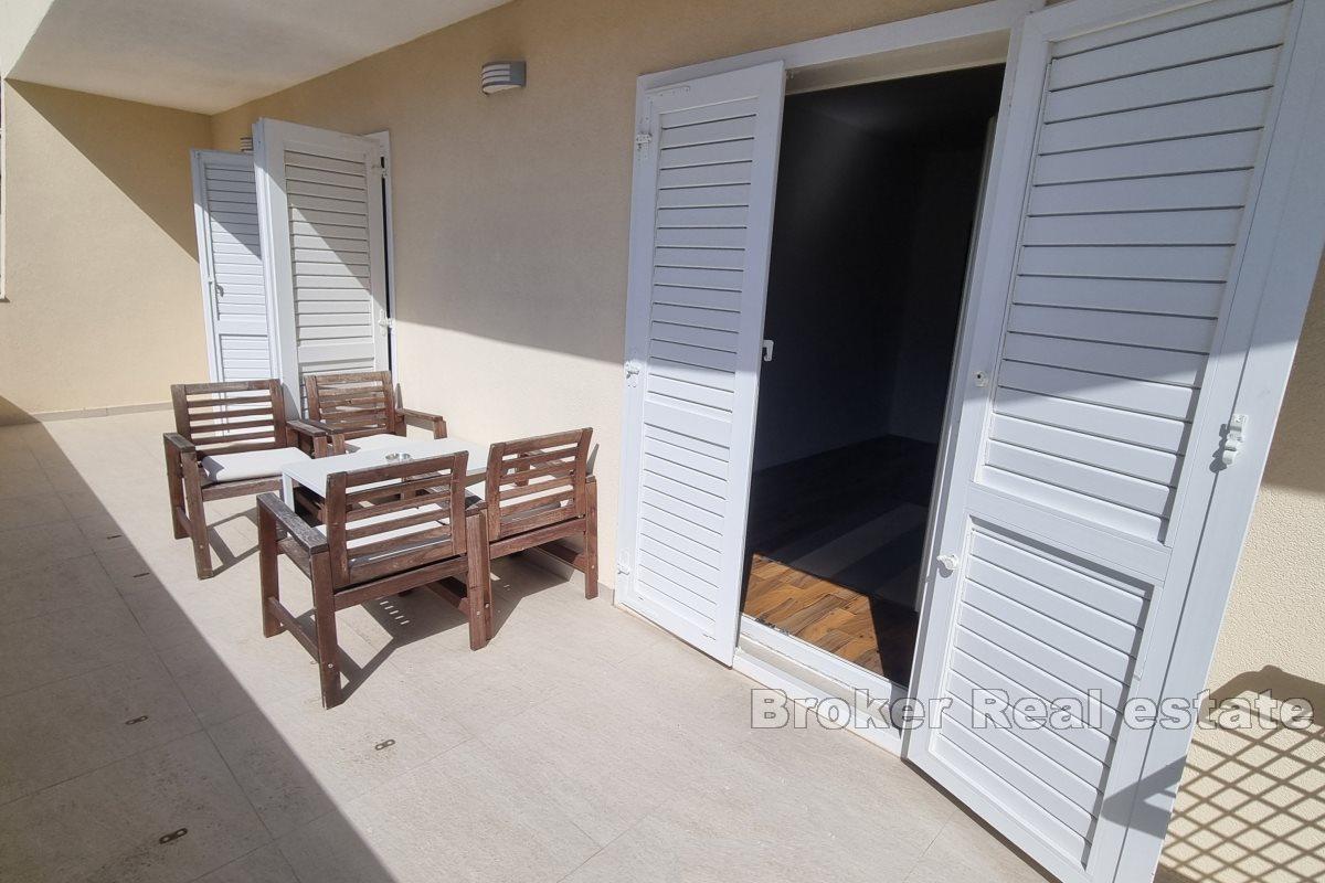 Tre etasjers hus nær stranden