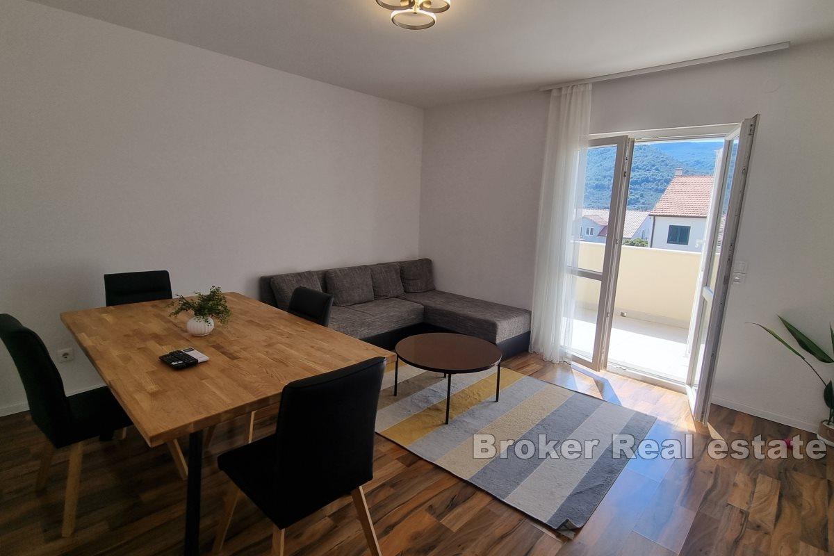 Tre etasjers hus nær stranden