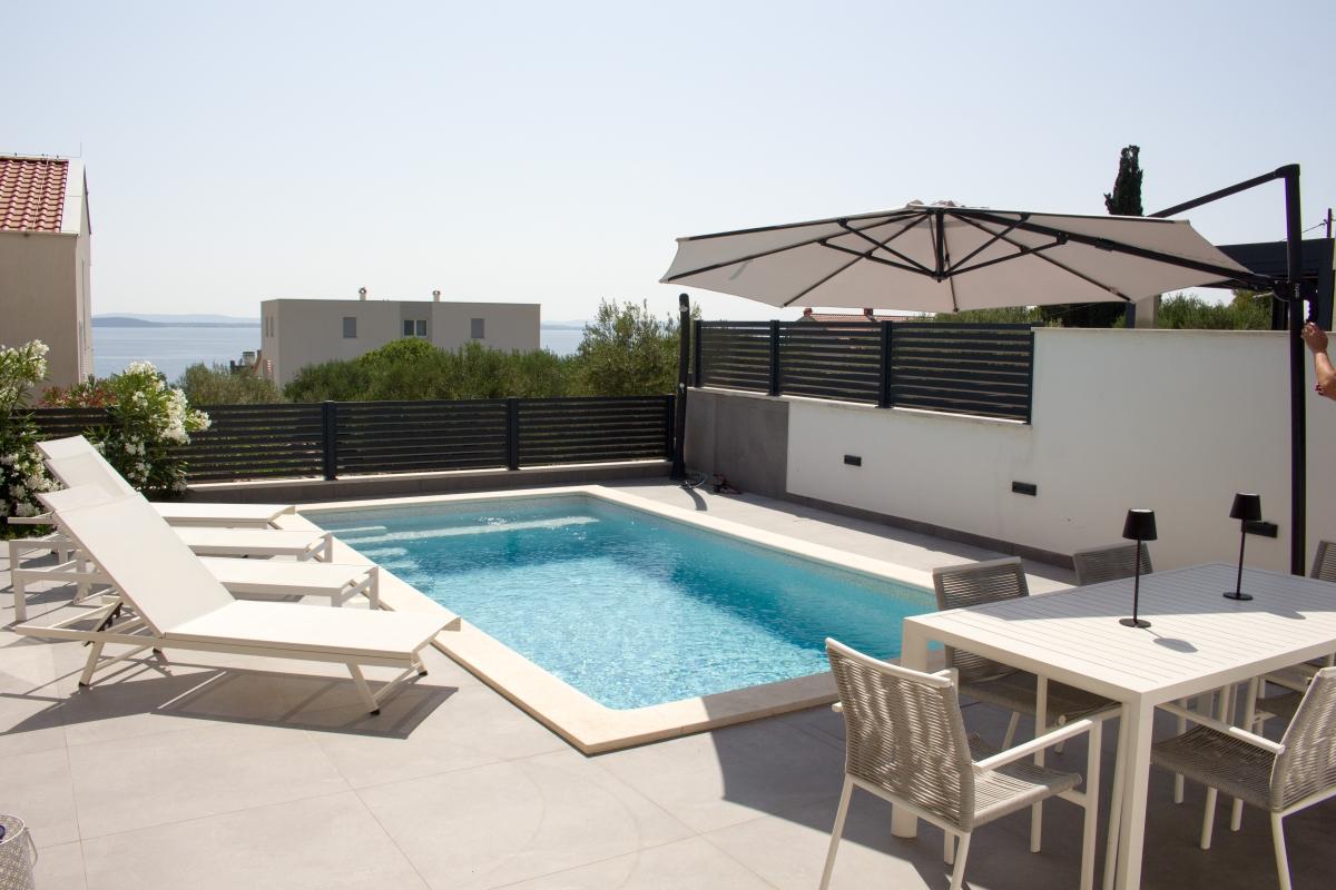 Villa med pool nära havet
