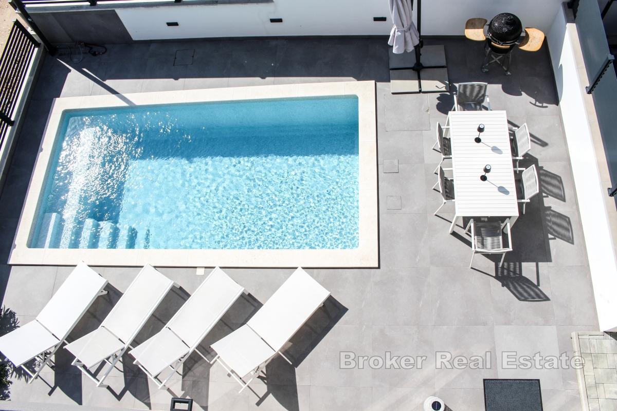 Villa med pool nära havet