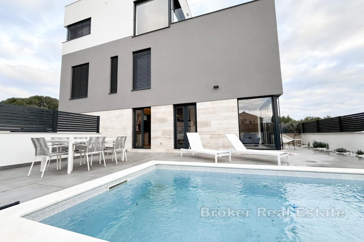 Villa med pool nära havet