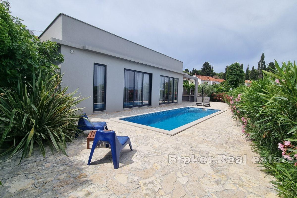 Villa mit Pool in Strandnähe