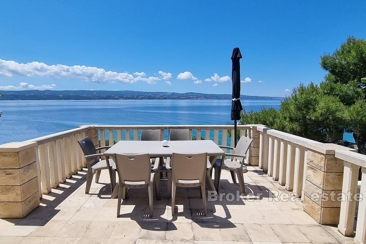 Maison au premier rang de la mer