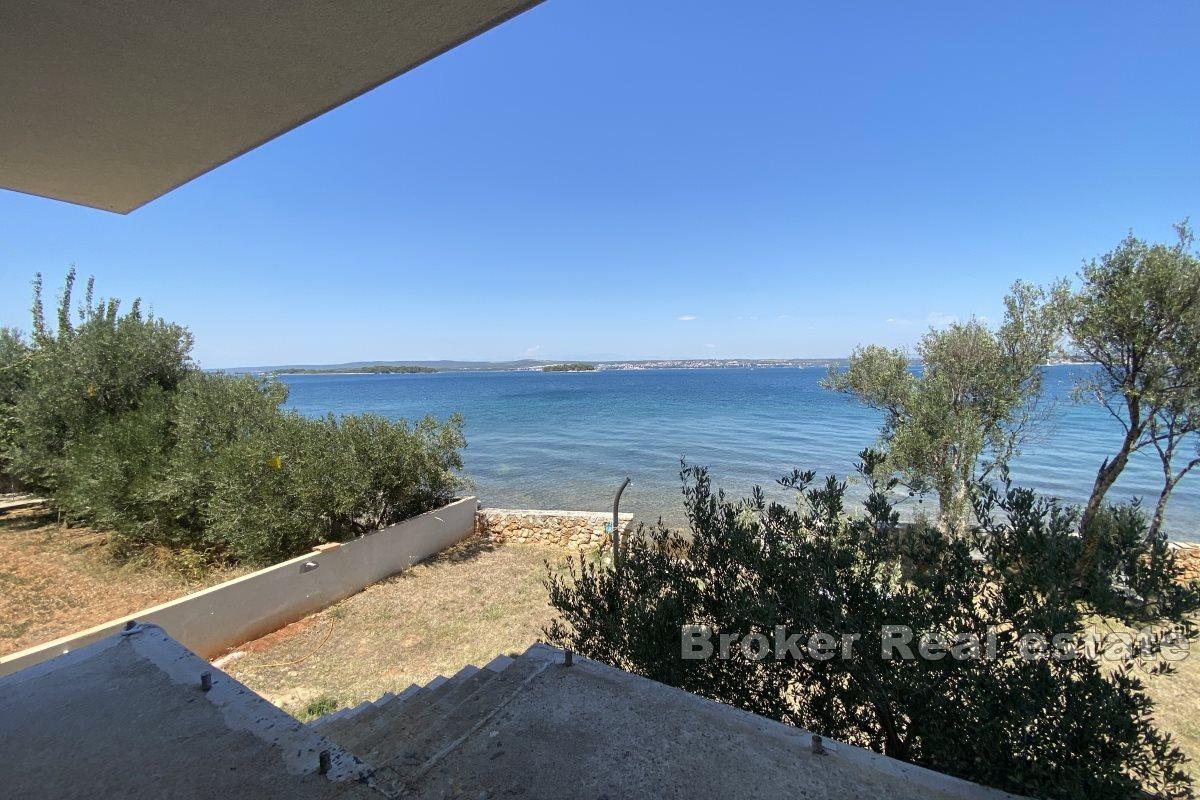 Nybygd villa med panoramautsikt over havet