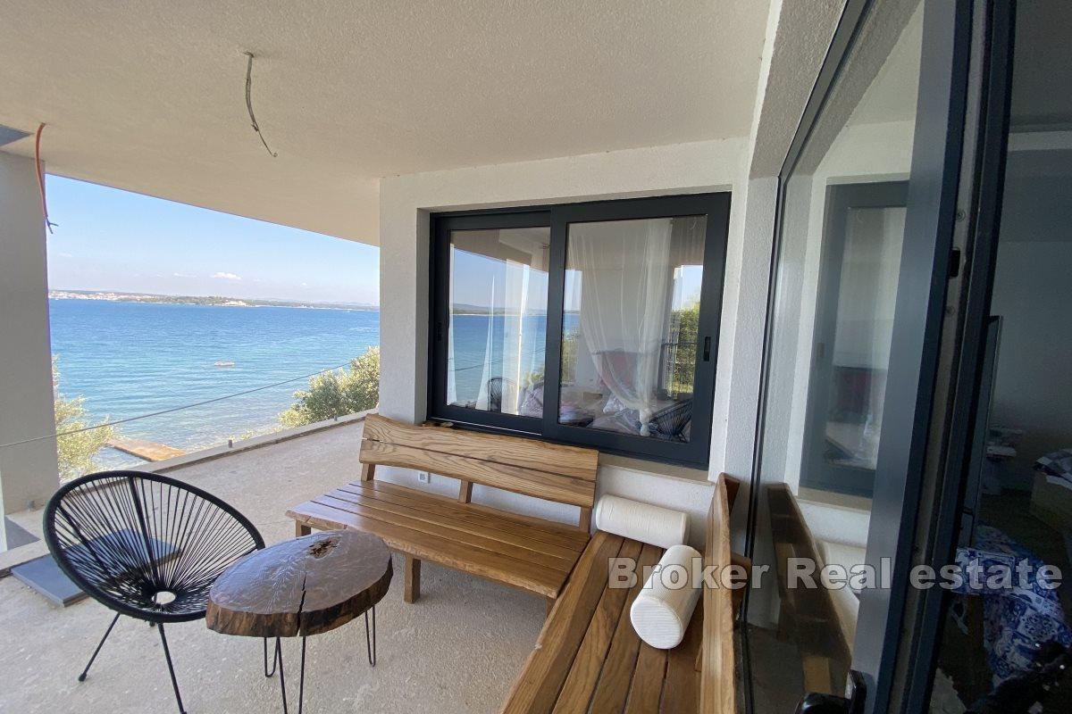 Nybygd villa med panoramautsikt over havet