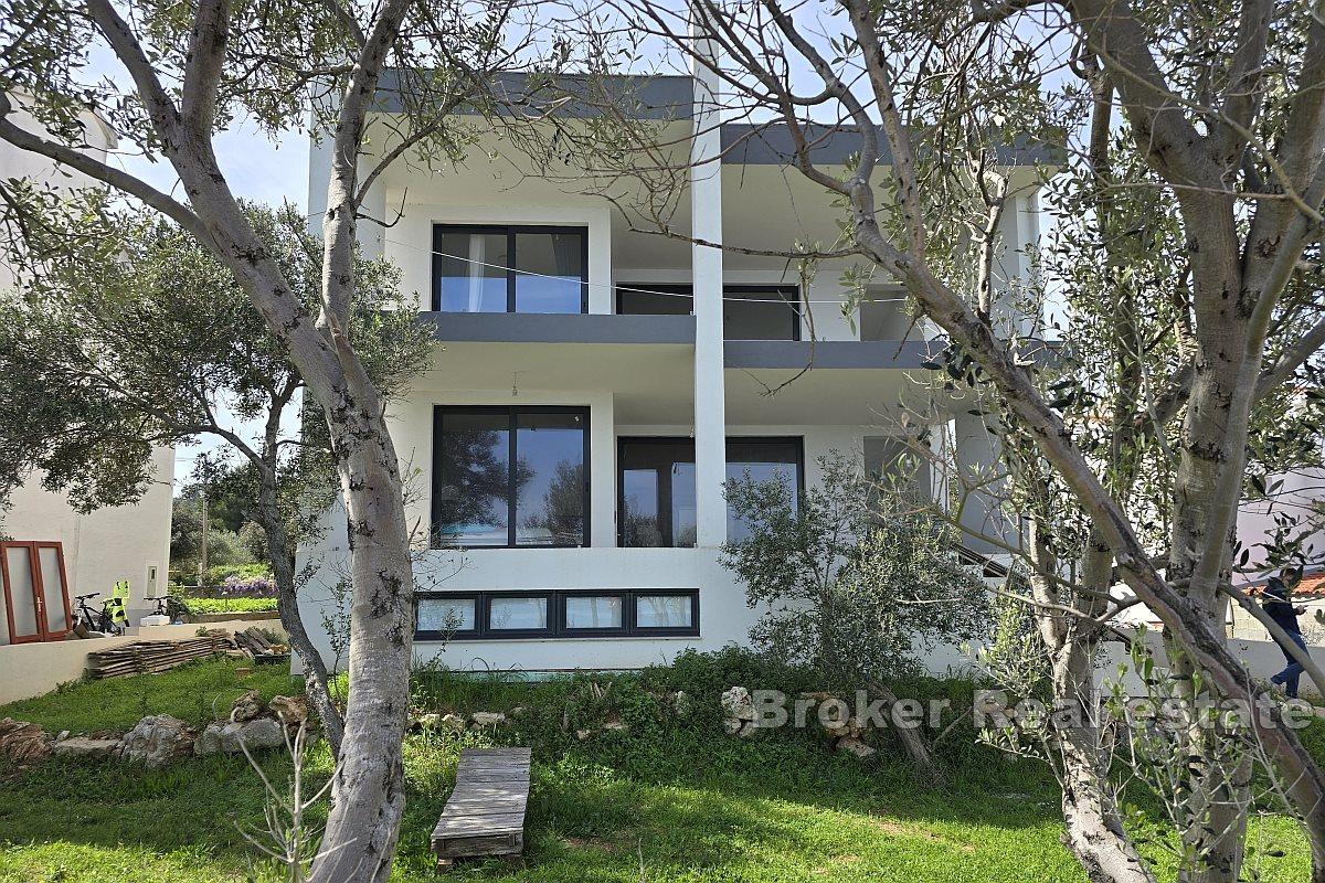 Nybygd villa med panoramautsikt over havet