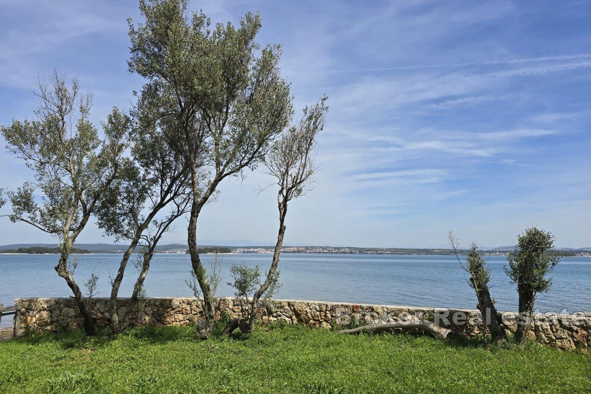 Nybygd villa med panoramautsikt over havet
