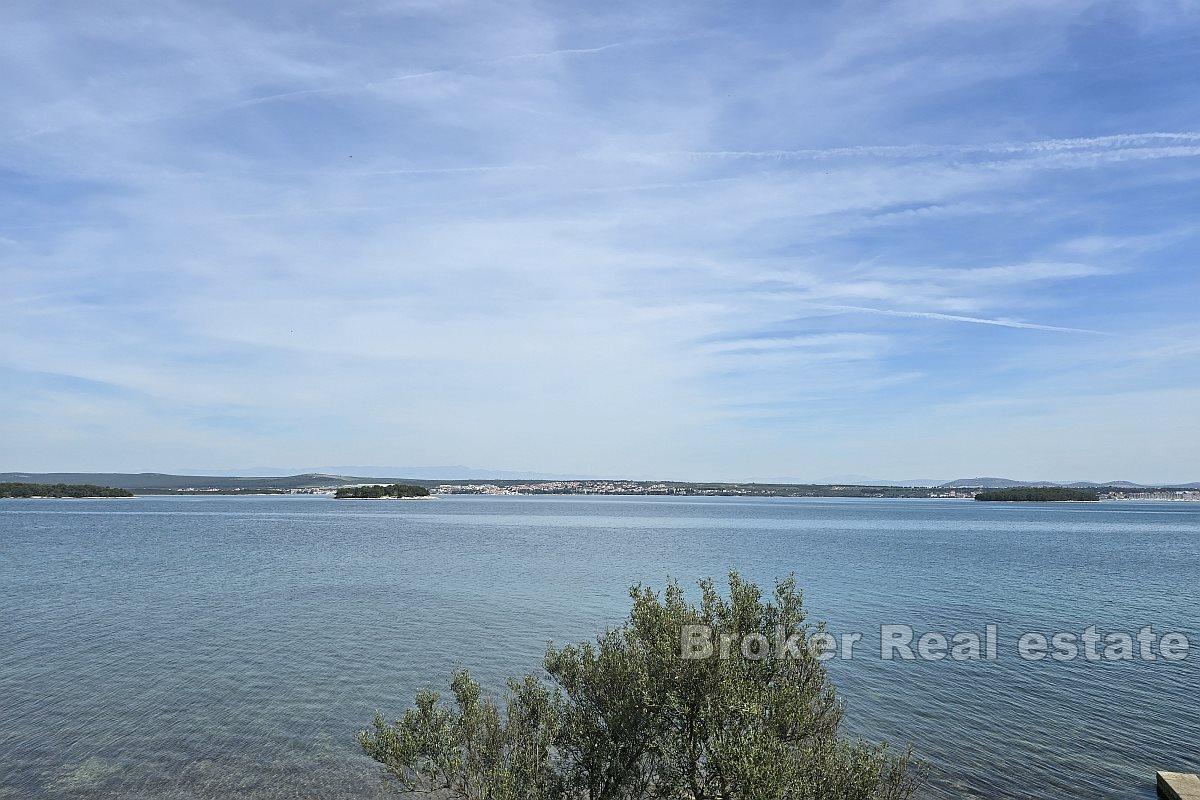 Nybygd villa med panoramautsikt over havet