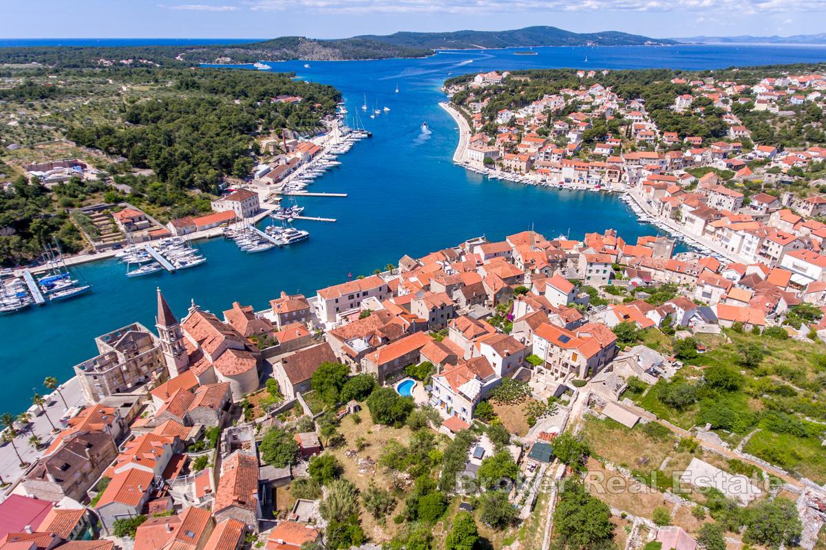 Hus i sentrum, rett ved vannkanten