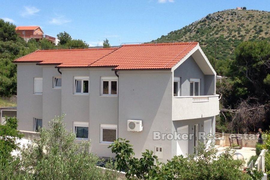 Trogir - Apartment house with sea view