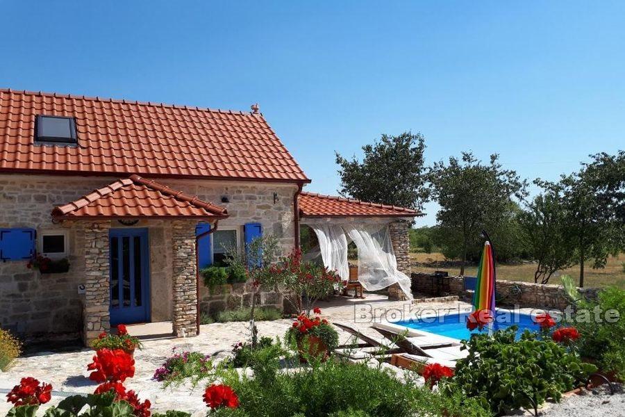 Sibenik - Une maison dans une oasis de paix avec une piscine privée
