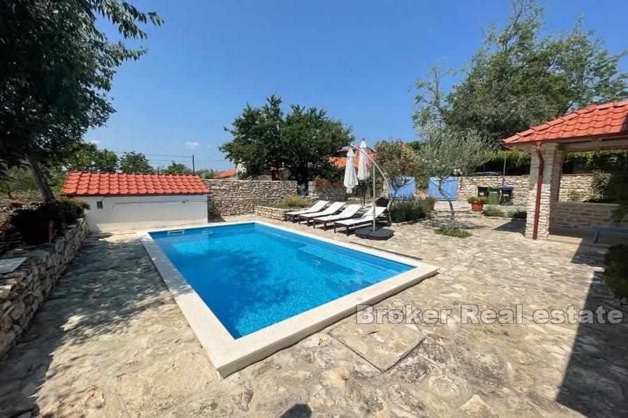 Sibenik - Et hus i en oase av fred med privat basseng