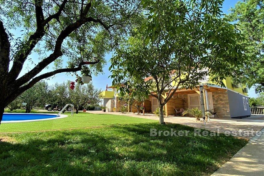 Multi-bolig eiendom med en olivenlund