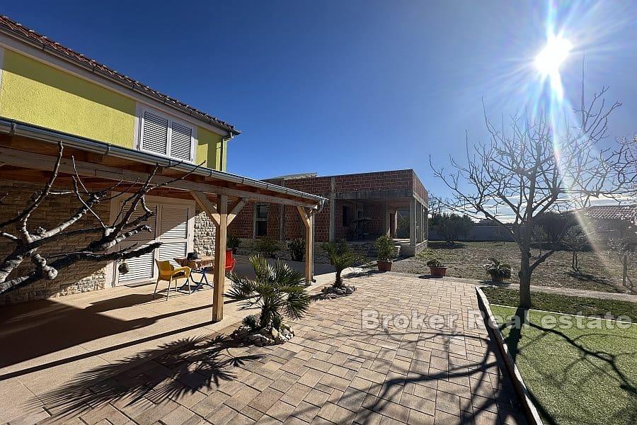 Multi-bolig eiendom med en olivenlund