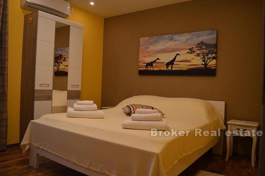 Multi-bolig eiendom med en olivenlund