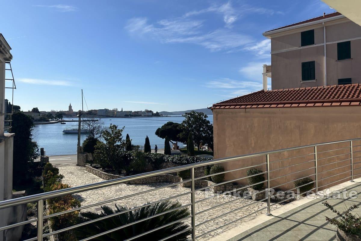 Kuća s apartmanima u prvom redu do mora