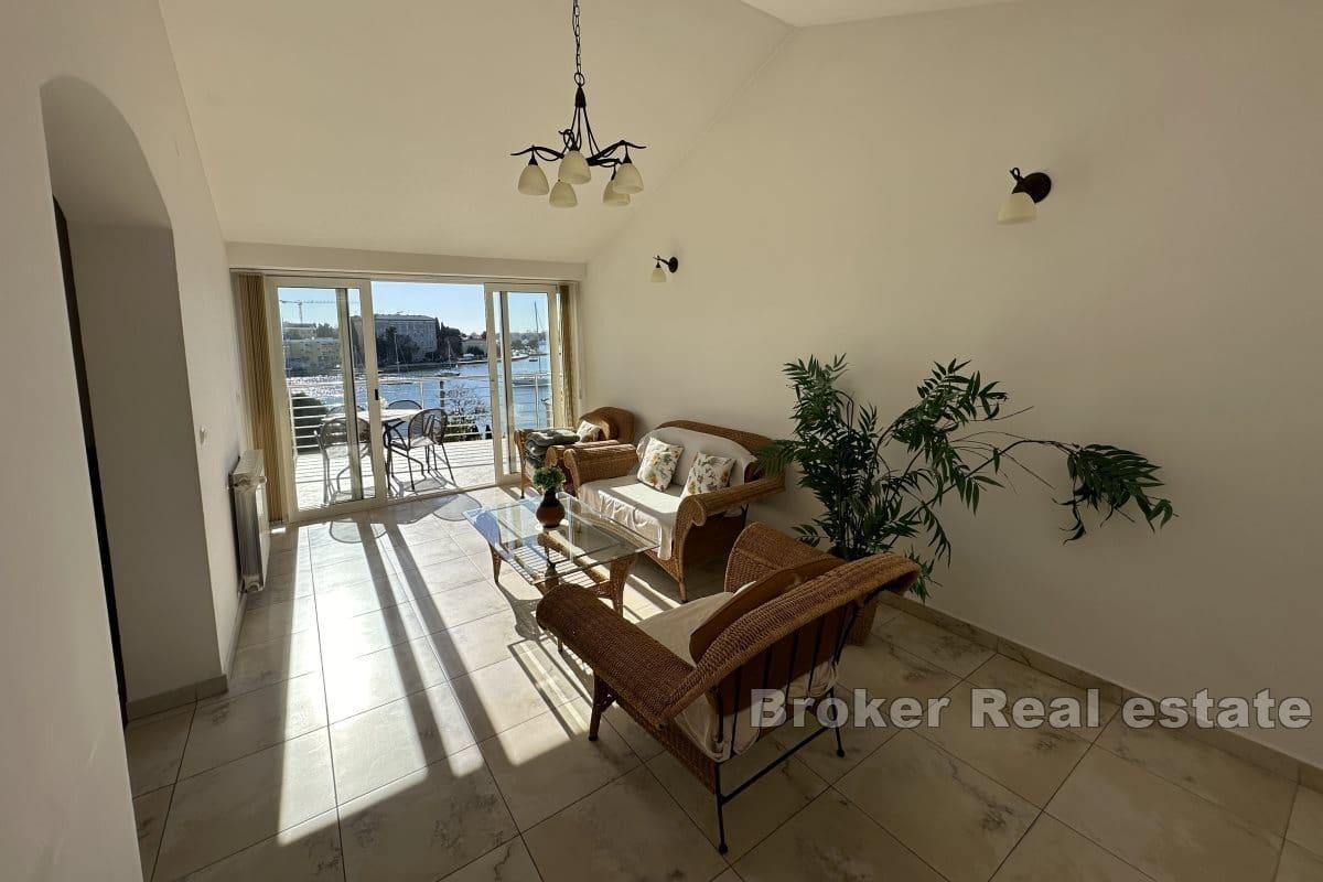 Hus med lägenheter i första raden mot havet