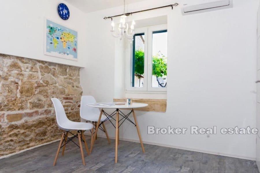 Stone house with apartments in the centre