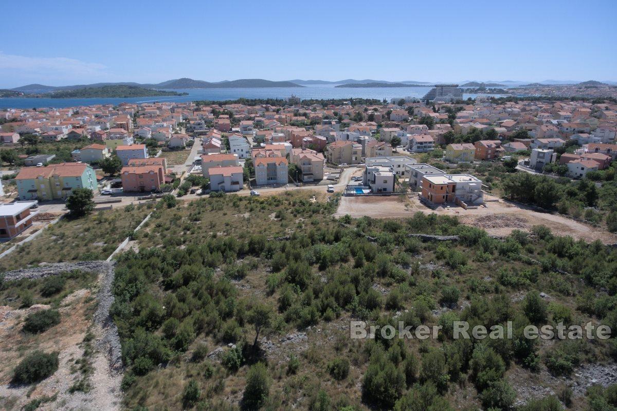Geräumiges Grundstück mit Blick auf das Meer