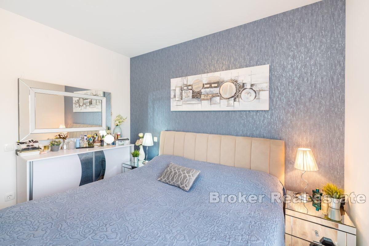 Современная двухкомнатная квартира с садом