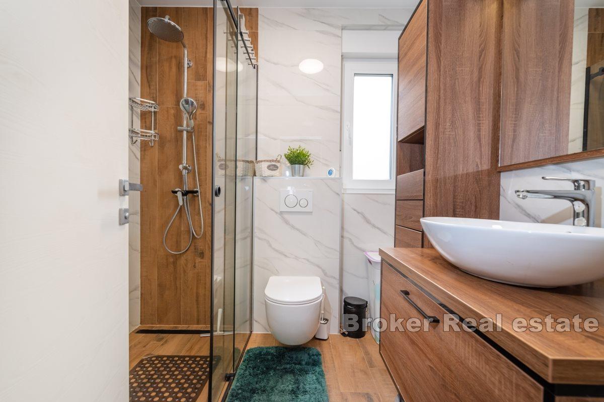 En moderne toromsleilighet med hage