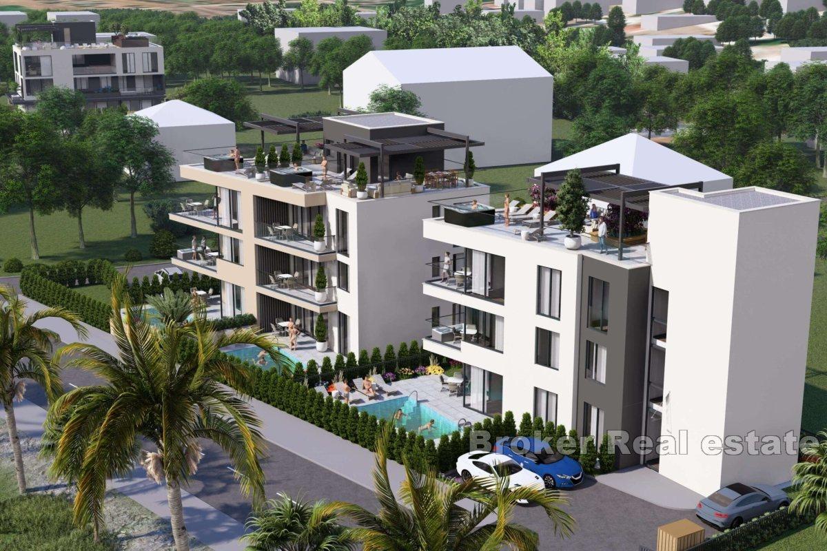 Nowa zabudowa z tarasem na dachu w pierwszym rzędzie do morza