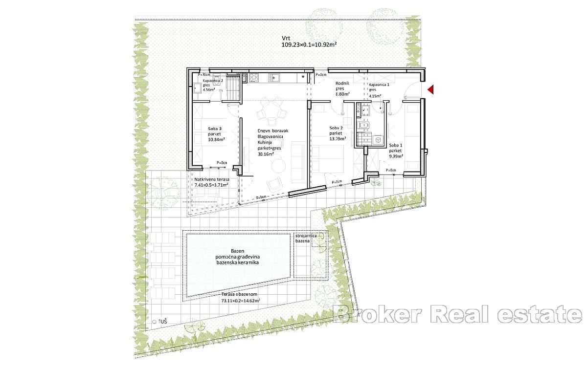 Nowa zabudowa z tarasem na dachu w pierwszym rzędzie do morza