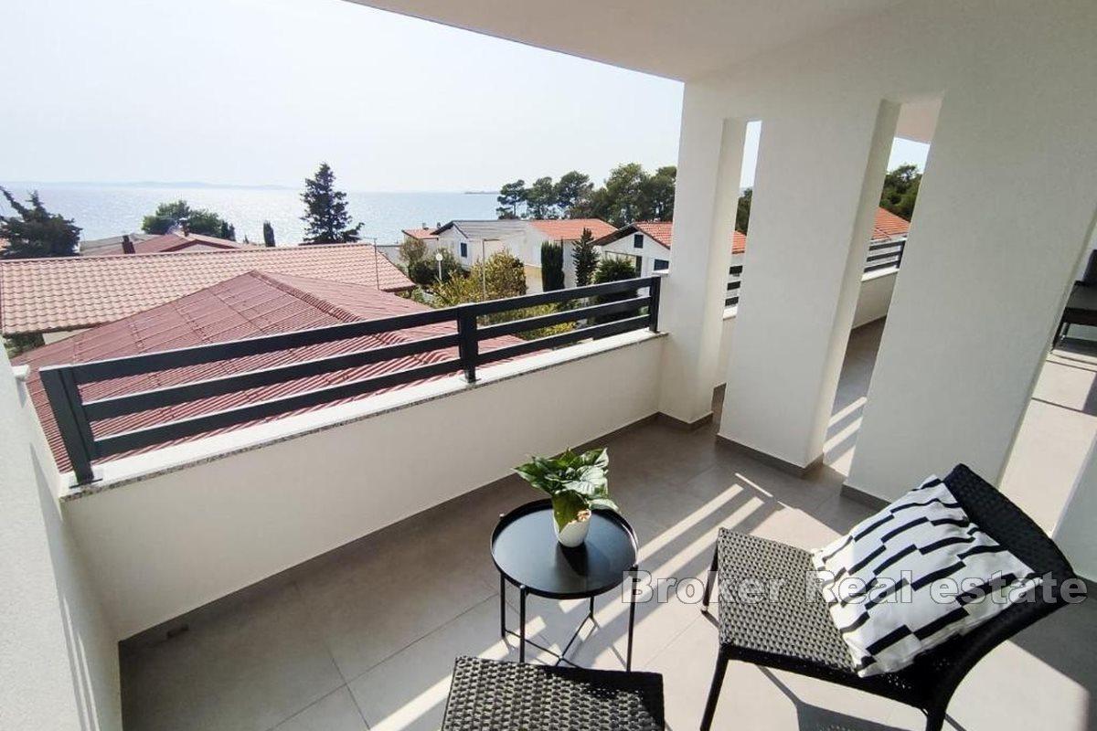 Moderne hus med byggeland og restaurant