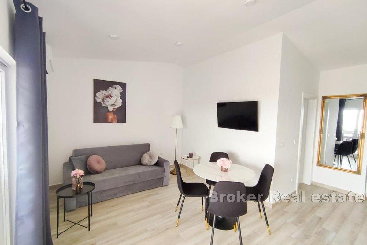 Moderne hus med byggeland og restaurant