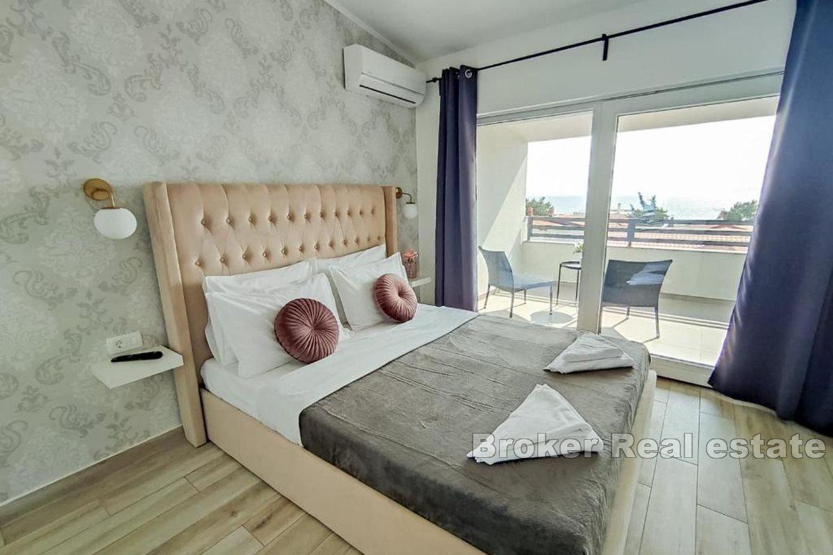 Moderne hus med byggeland og restaurant