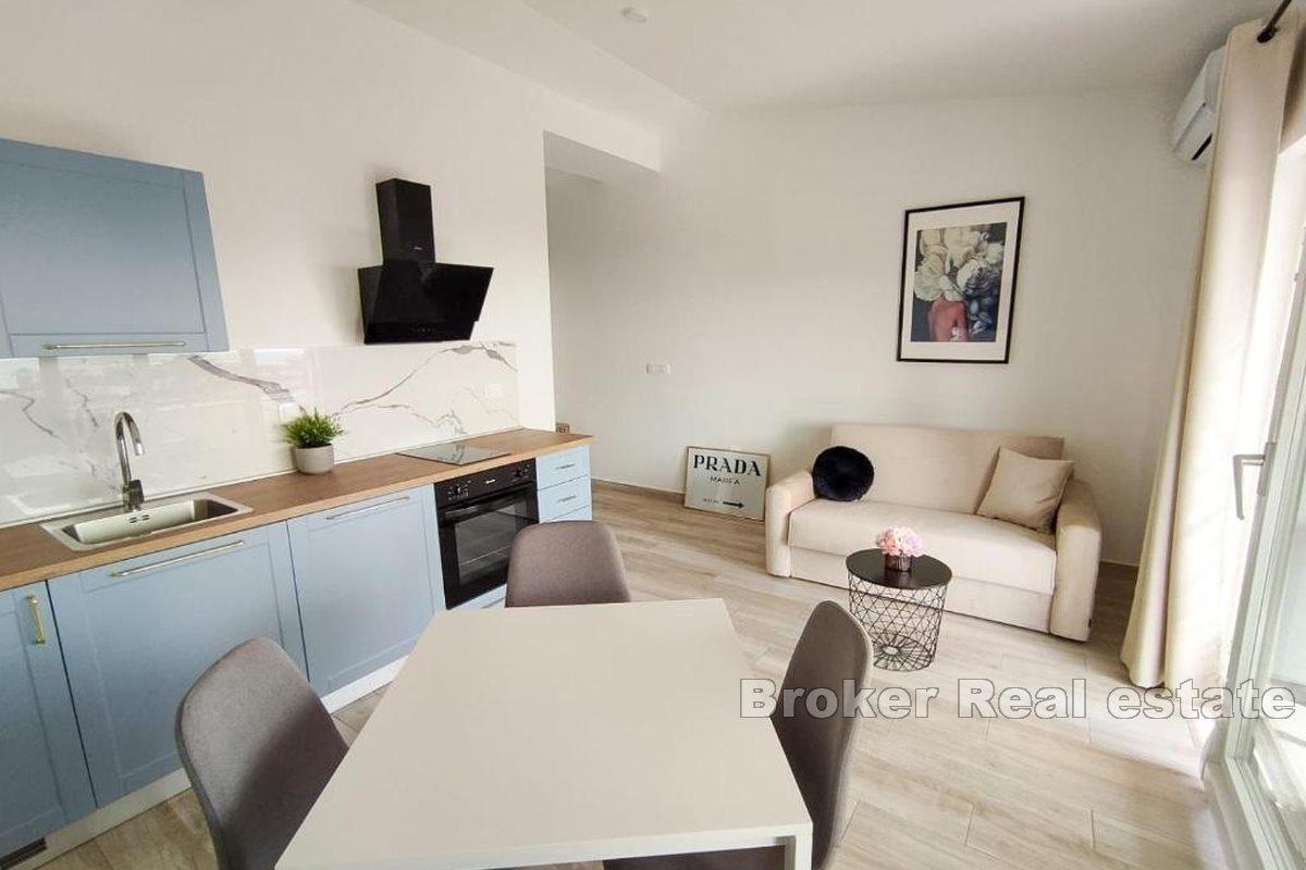 Moderne hus med byggeland og restaurant