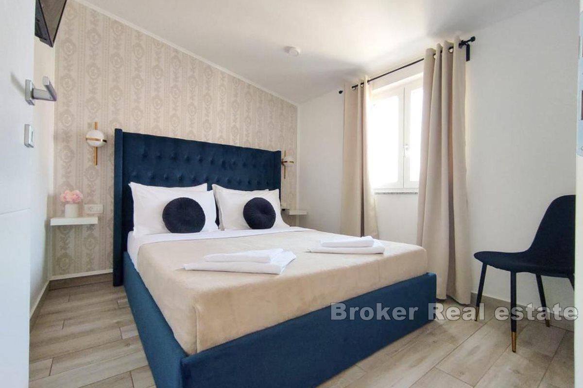 Moderne hus med byggeland og restaurant