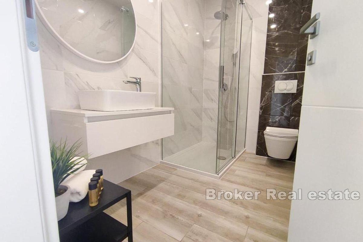 Moderne hus med byggeland og restaurant