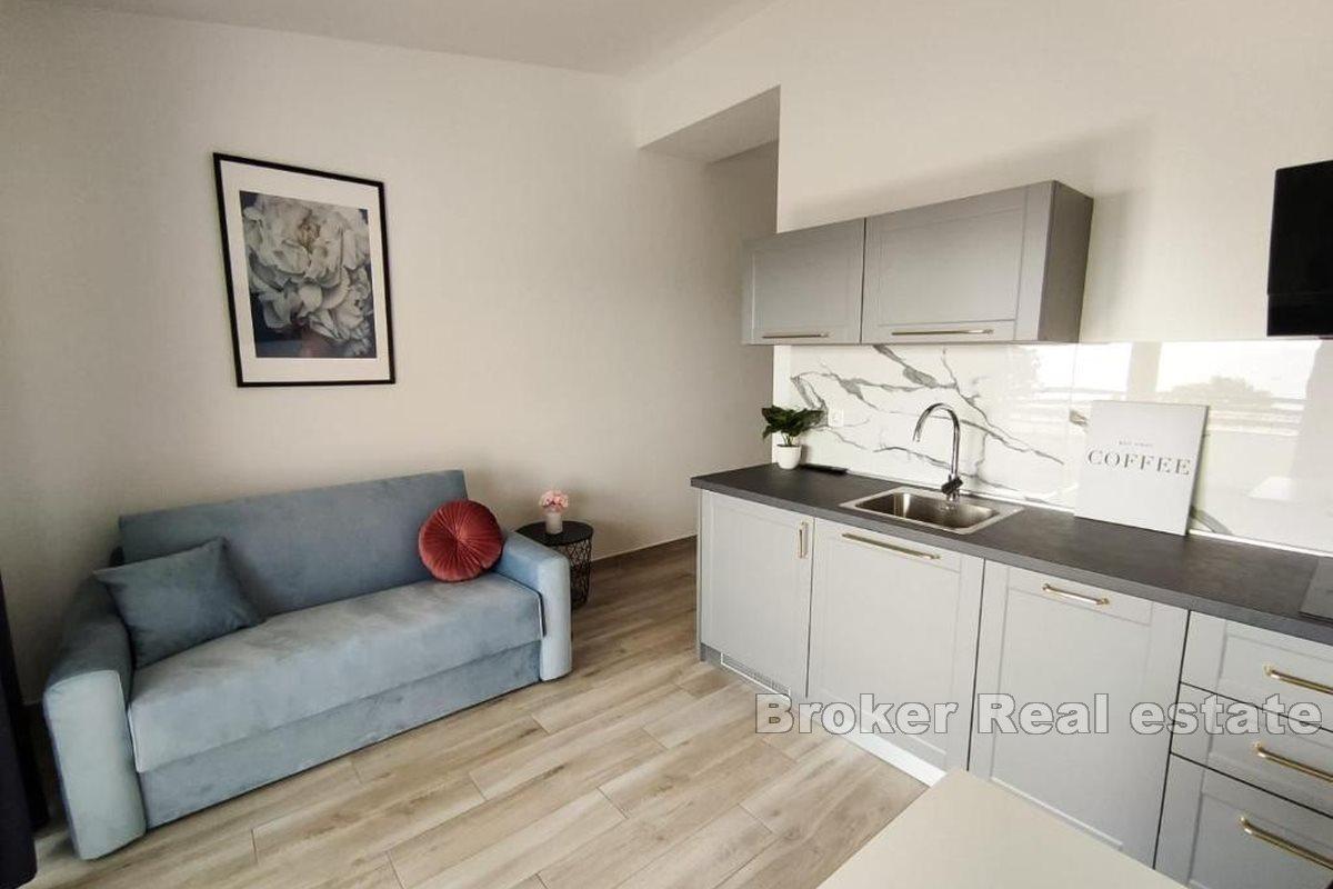 Moderne hus med byggeland og restaurant