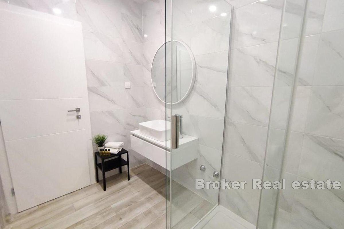 Moderne hus med byggeland og restaurant