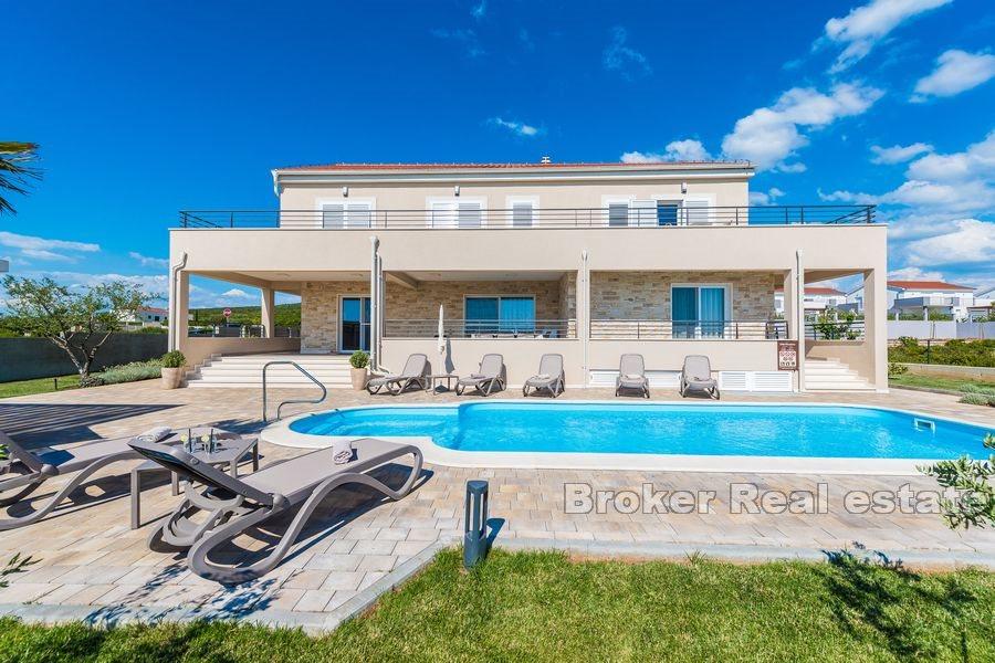 Une maison avec un terrain spacieux et une piscine