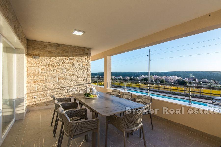 Une maison avec un terrain spacieux et une piscine