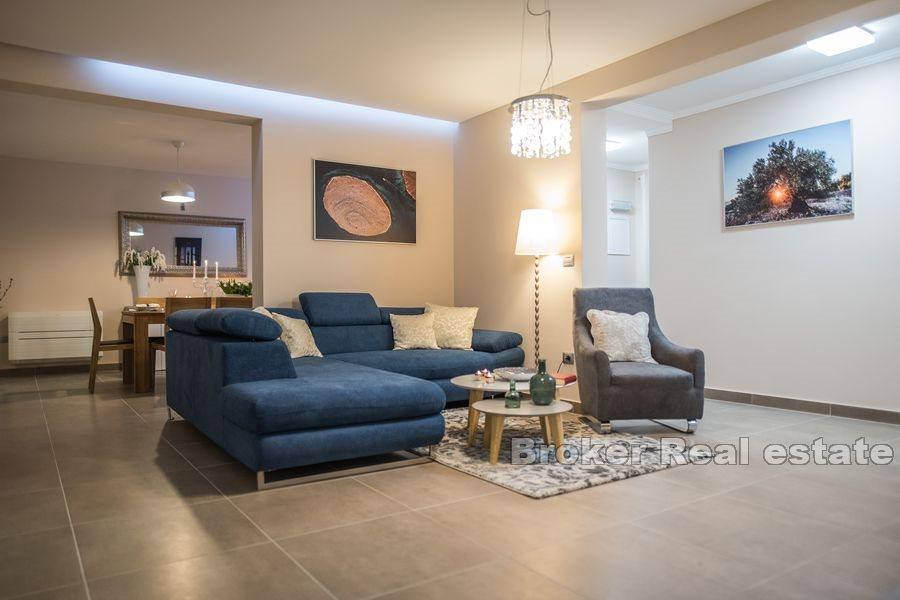 Une maison avec un terrain spacieux et une piscine