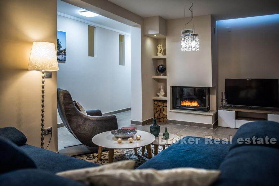 Dům s prostorným pozemkem a bazénem