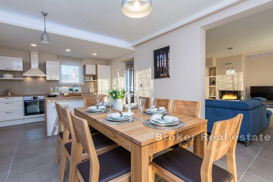 Dům s prostorným pozemkem a bazénem