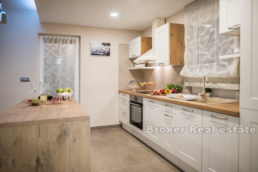 Dům s prostorným pozemkem a bazénem