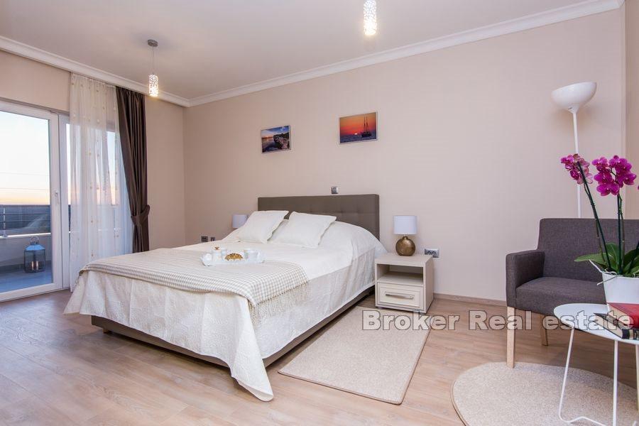 Dům s prostorným pozemkem a bazénem