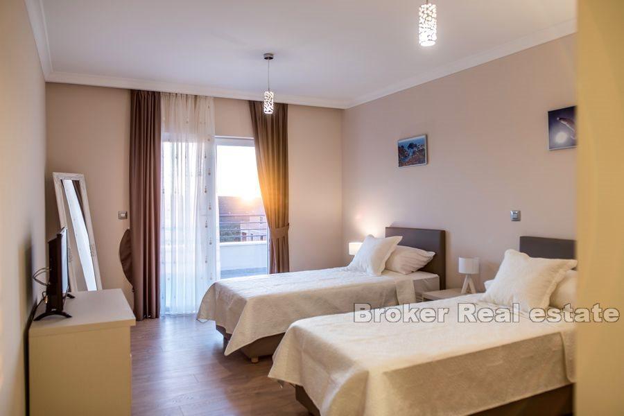 Dům s prostorným pozemkem a bazénem