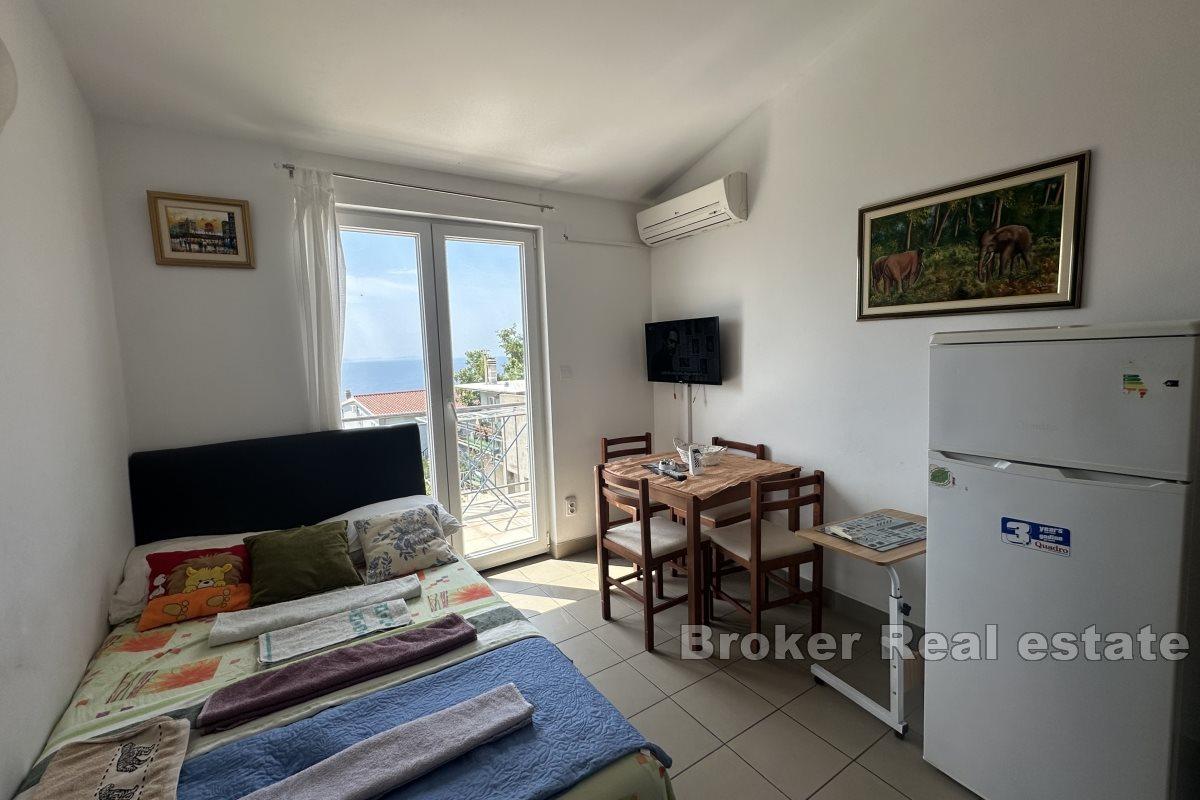 Mehrfamilienhaus mit Nebengebäude