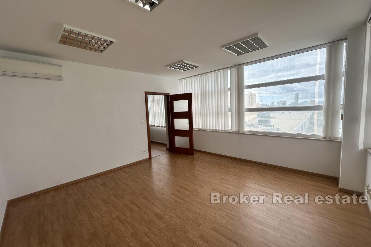 Zwei Geschäftsräume in begehrter Lage