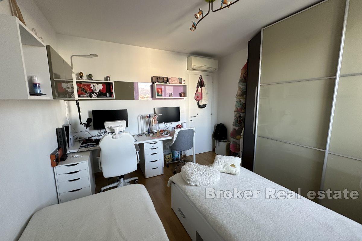 To-roms leilighet med balkong og tre garasjeplasser