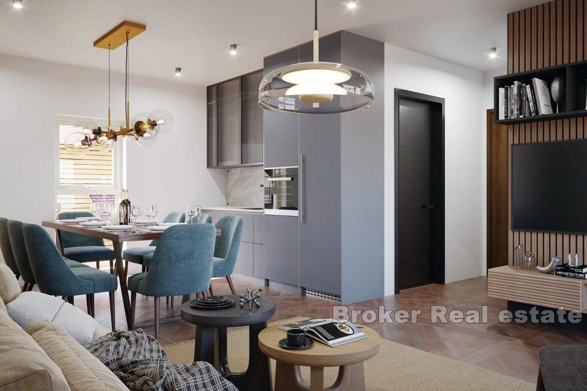 Penthouse s privatnom krovnom terasom u blizini mora