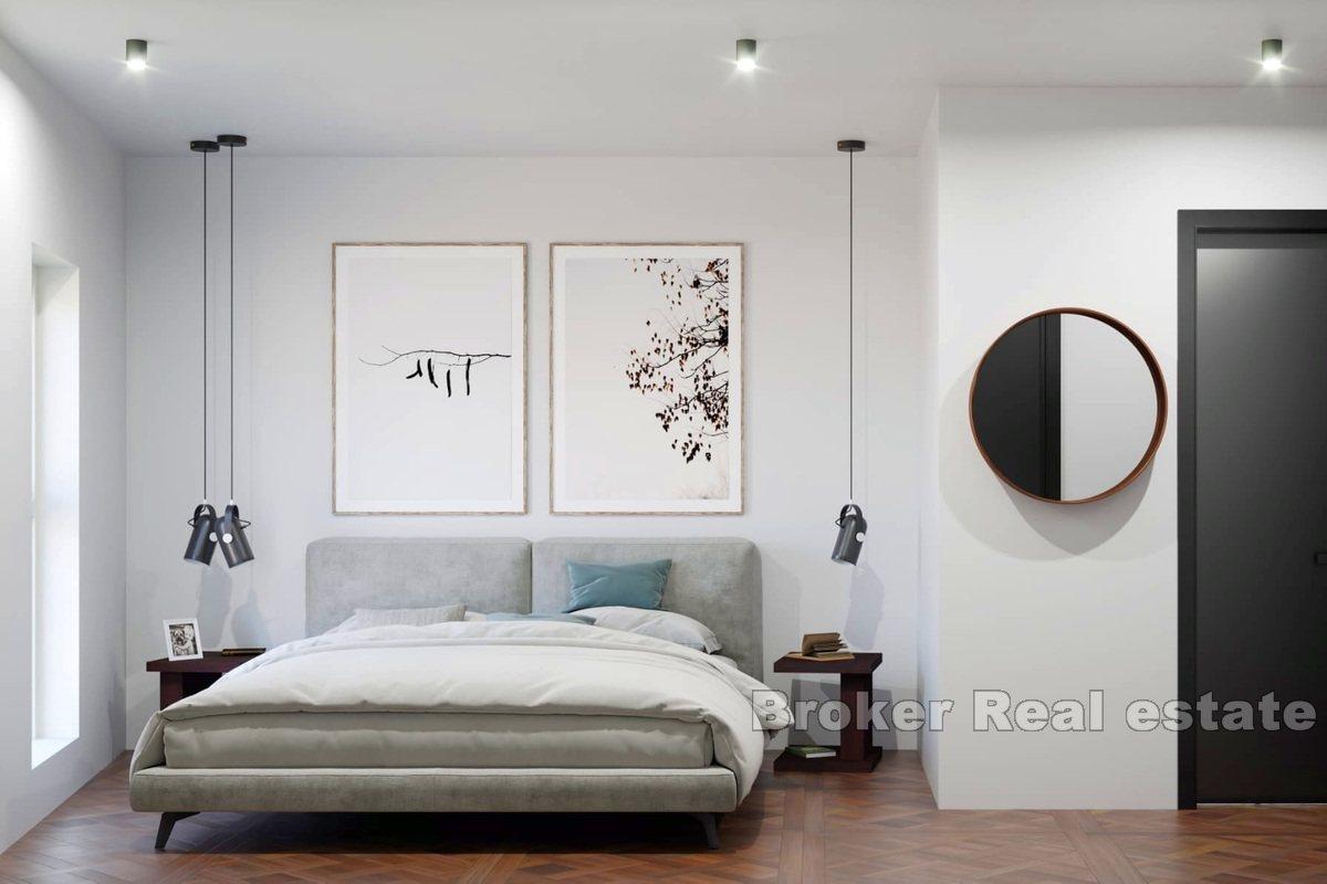 Penthouse s privatnom krovnom terasom u blizini mora